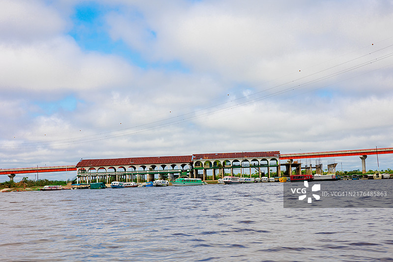 秘鲁伊基托斯亚马逊河支流纳奈河上的桥梁图片素材