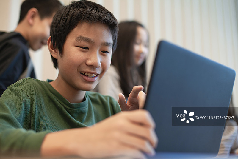 亚洲华裔男学生教室使用电脑图片素材