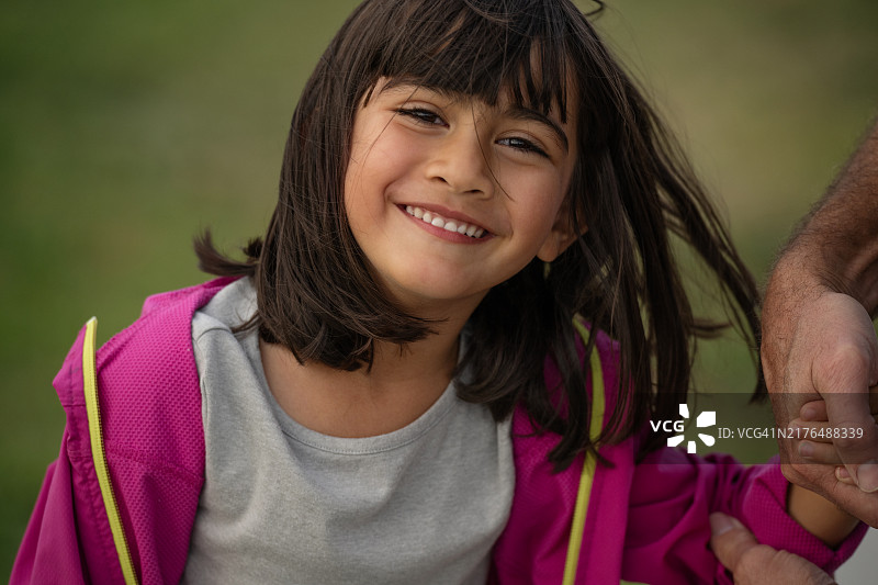 微笑的快乐五岁女孩图片素材