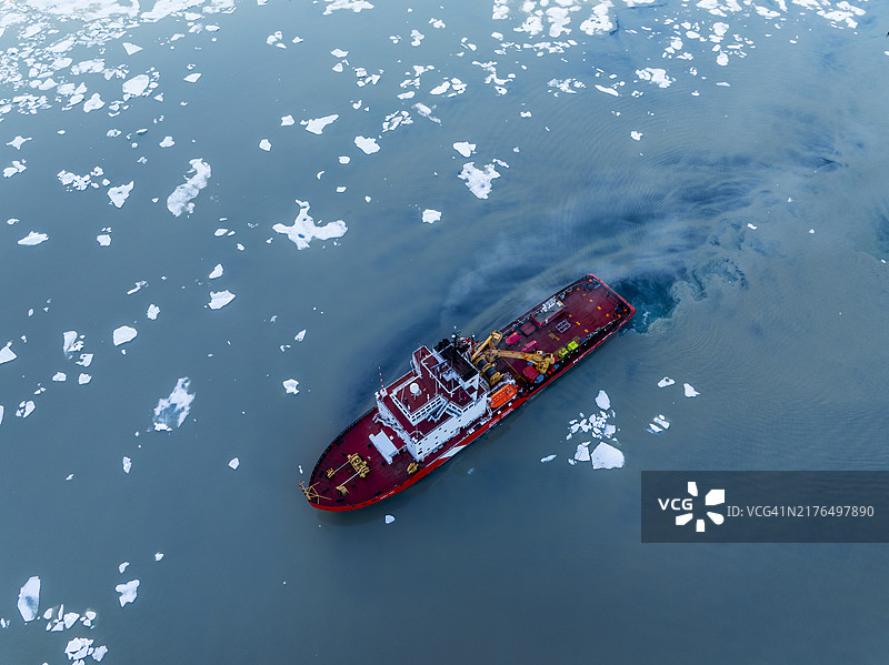 加拿大努纳武特巴芬岛海冰中的加拿大破冰船航拍图片素材