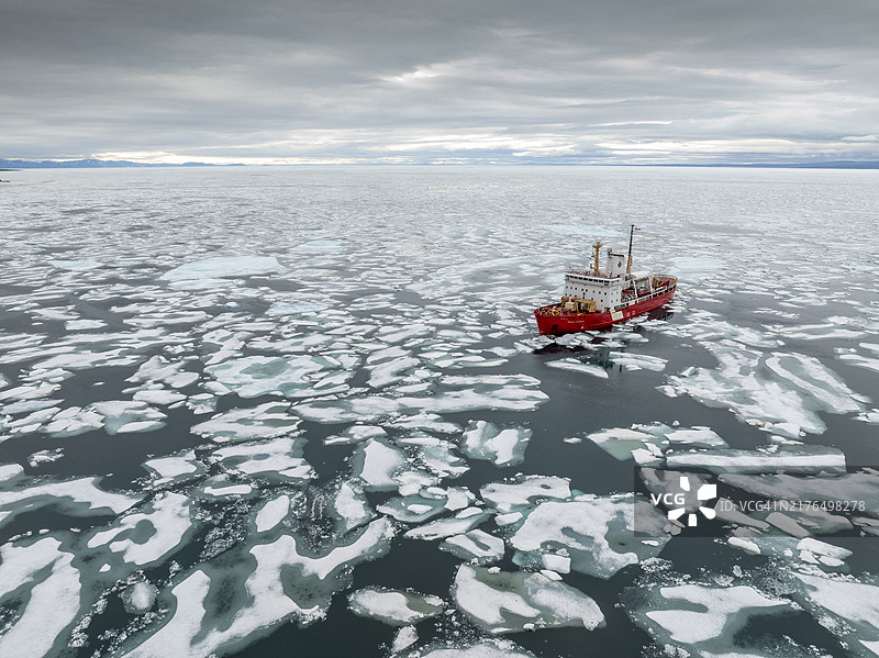 加拿大努纳武特地区巴芬岛厚海冰中的加拿大破冰船航拍图图片素材