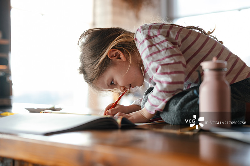 年轻女孩在舒适的室内环境中绘画图片素材