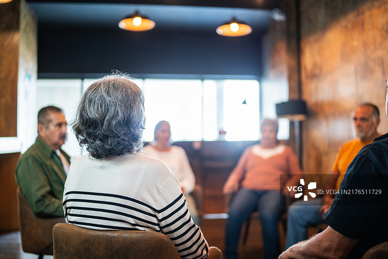 参加团体治疗的年长女人图片素材