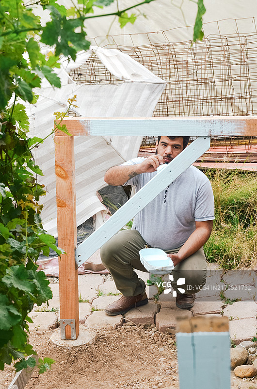 修理破旧房屋的拉丁裔工人图片素材