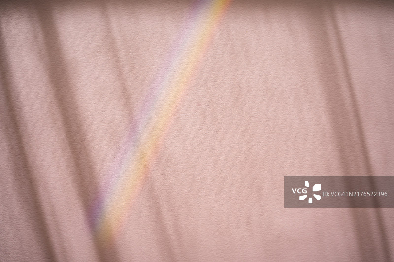 粉色纸张抽象背景，阳光阴影反射效果图片素材