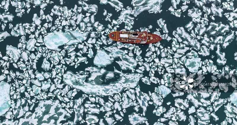 加拿大努纳武特地区巴芬岛厚海冰中的加拿大破冰船航拍图图片素材