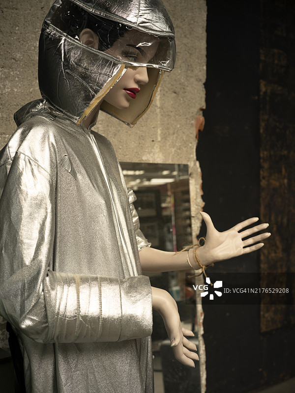 穿着银色服装和头饰的模特图片素材