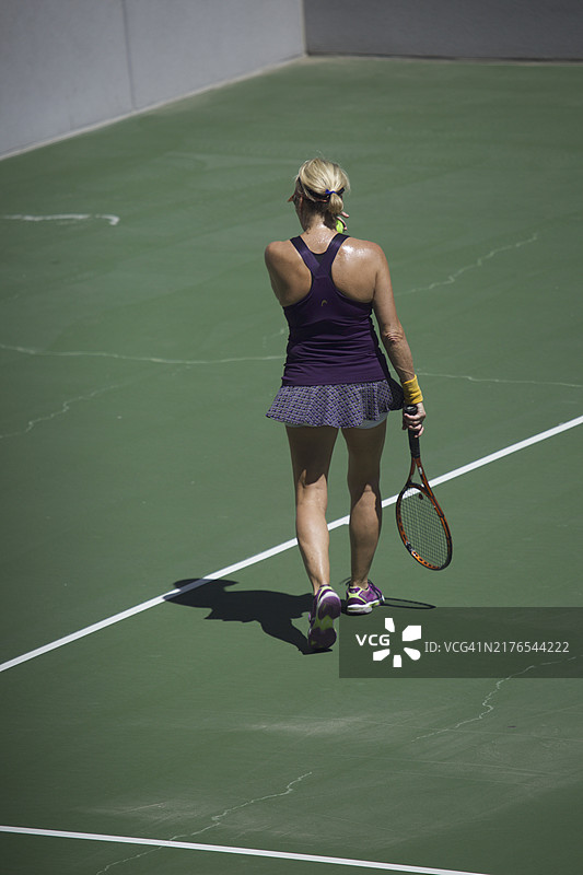 打网球的女人图片素材