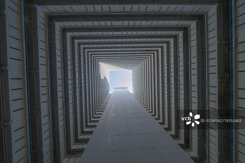 香港城市住宅楼仰视方形天空抽象背景图片素材