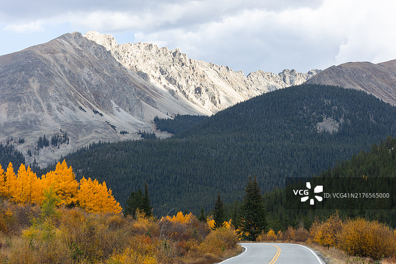 秋季科罗拉多州独立山口山区公路图片素材