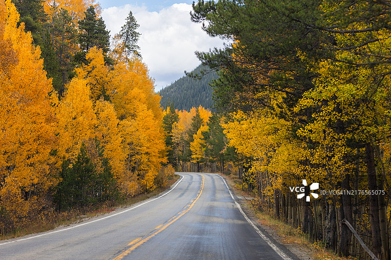 秋季科罗拉多州独立山口山区公路图片素材