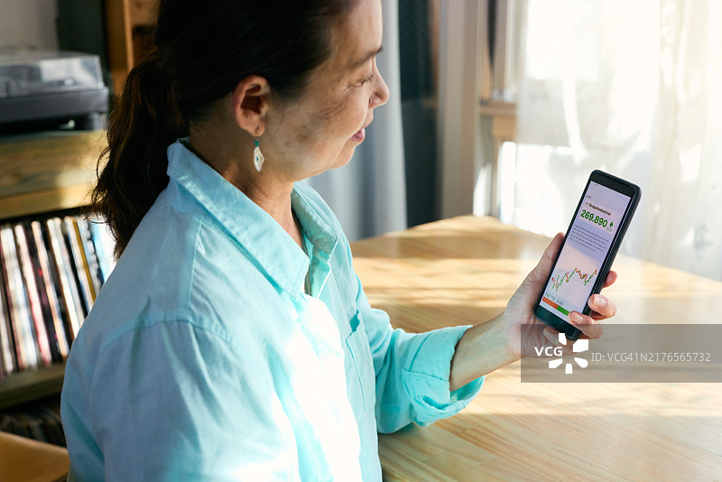 老年妇女理财图片素材