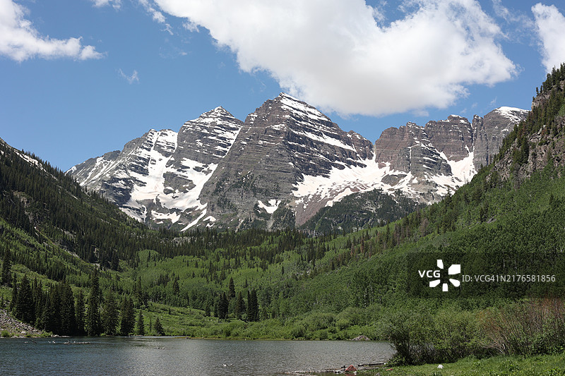 科罗拉多州阿斯彭，春季的栗色钟山峰倒映在高山湖泊中图片素材