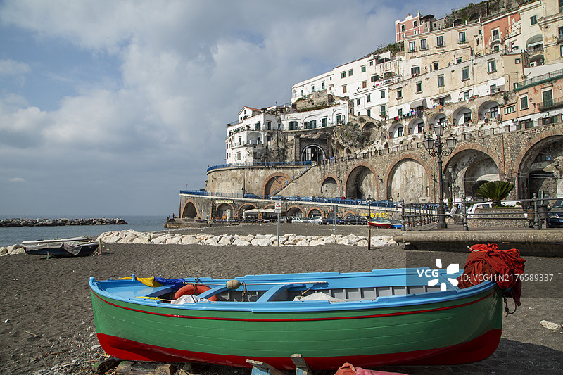 地中海村庄的传统渔船图片素材