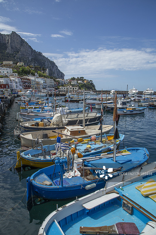 地中海岛屿传统渔船图片素材