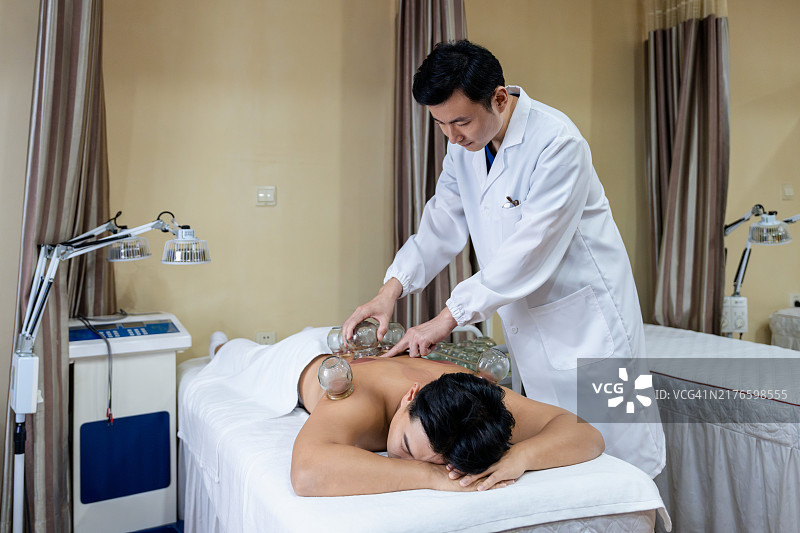 中医医生为患者进行拔罐治疗图片素材
