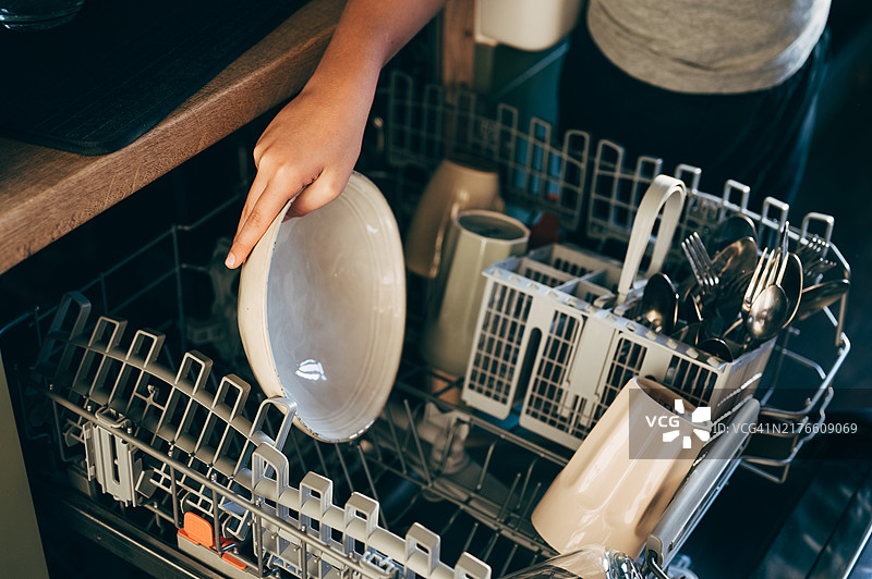 打开的洗碗机和干净的餐具图片素材