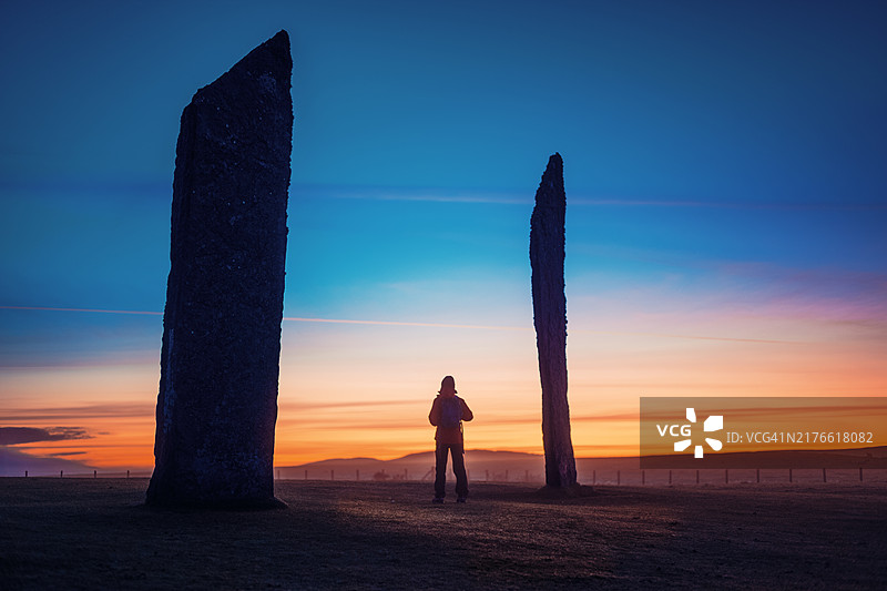 苏格兰奥克尼，斯滕尼斯巨石上的新石器时代日出图片素材