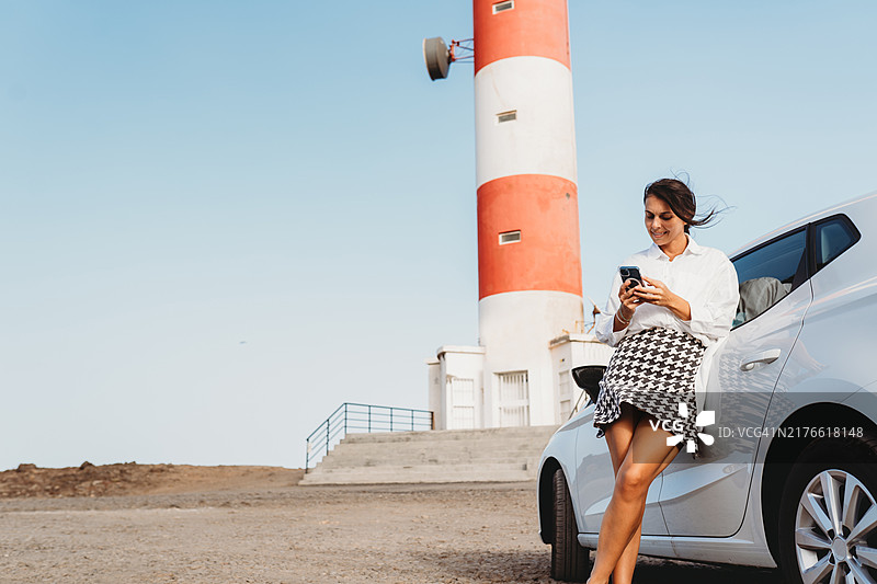 在灯塔前打电话图片素材