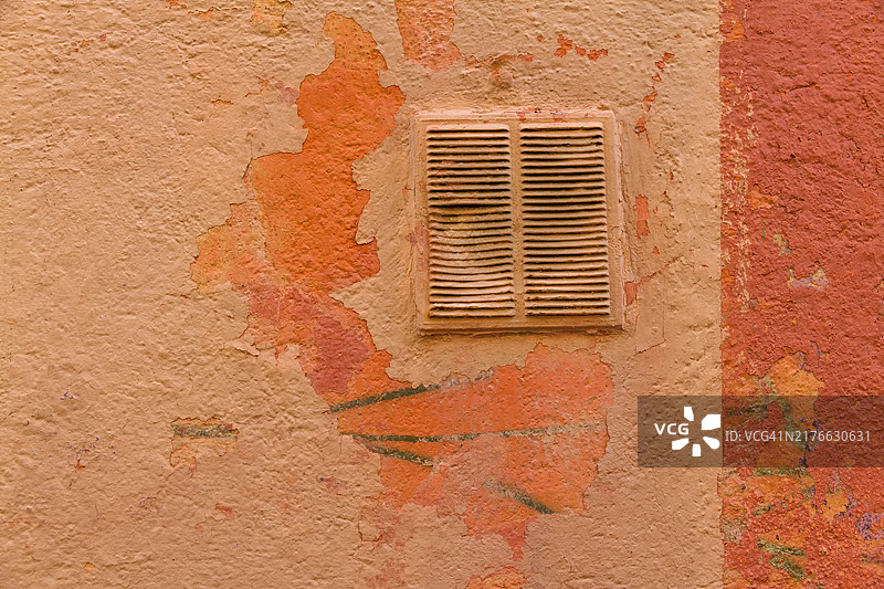 墙壁上的通风栅格图片素材