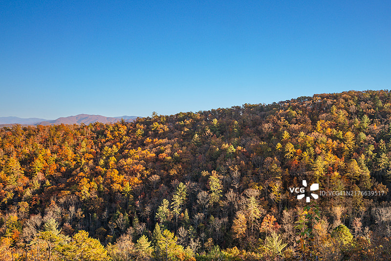俯视角度：大雾山国家公园的秋景图片素材