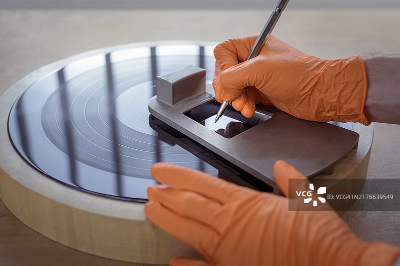 在黑胶唱片冲压厂刻录原始醋酸盐图片素材
