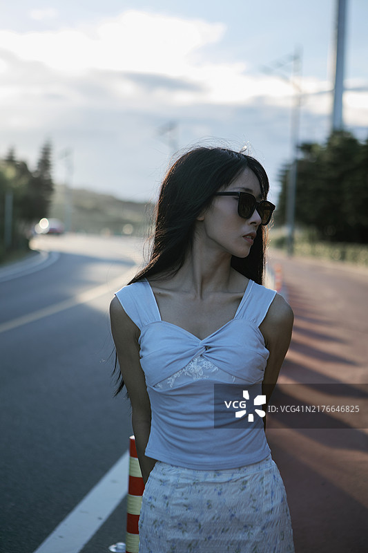 戴着太阳镜去度假的女孩图片素材