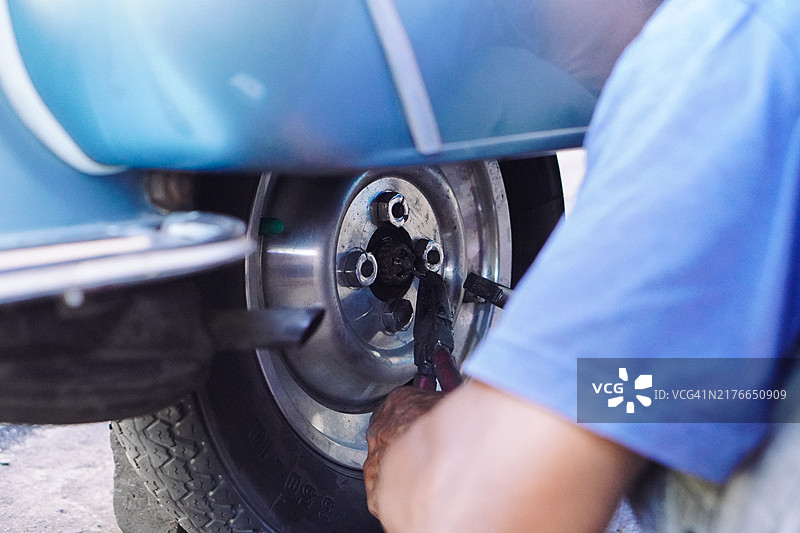 修理店里，技工正在给摩托车安装车轮图片素材