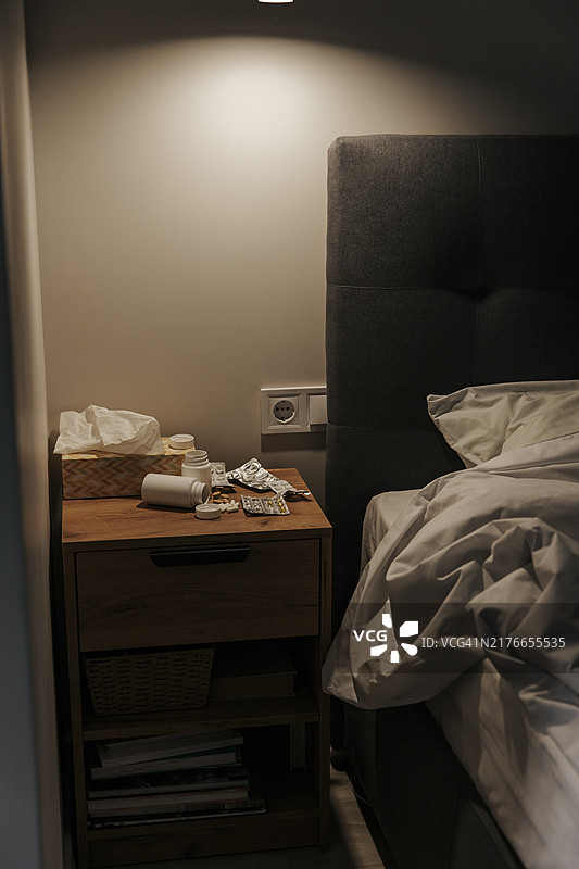 放着一堆药品的床头柜图片素材