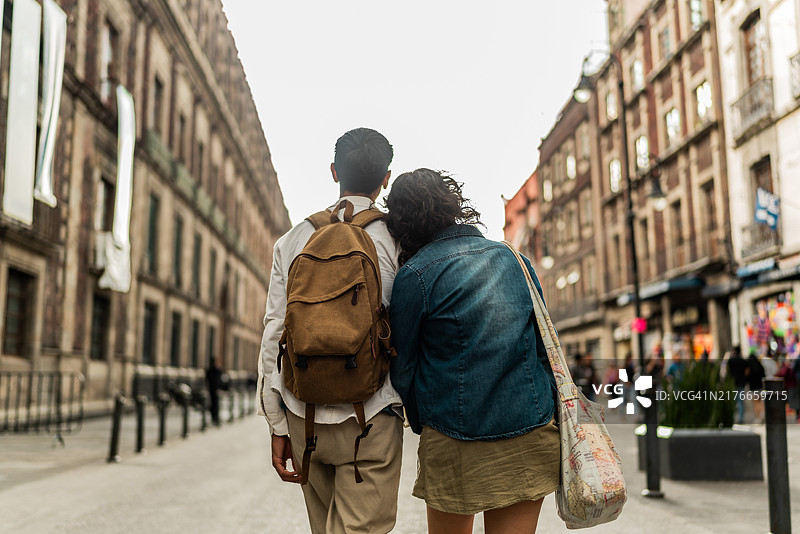 年轻游客情侣漫步墨西哥城图片素材