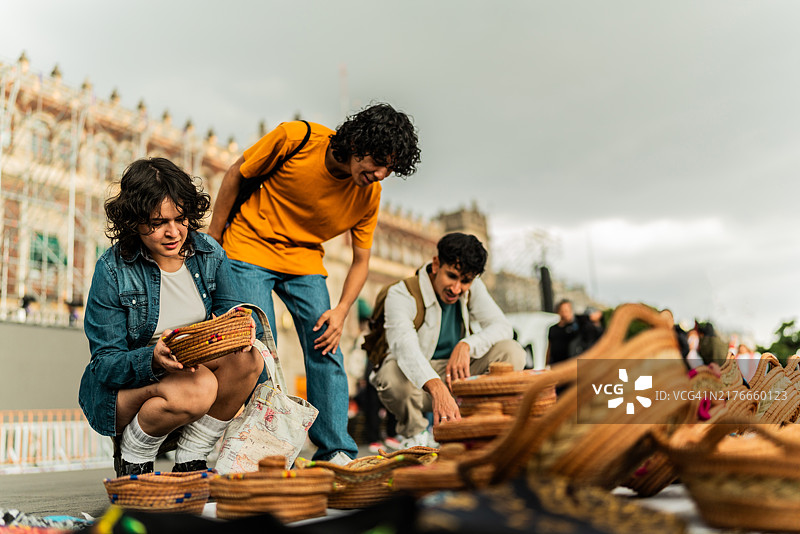 年轻的朋友在墨西哥城购买纪念品图片素材