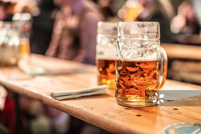 慕尼黑啤酒节上的两杯啤酒图片素材