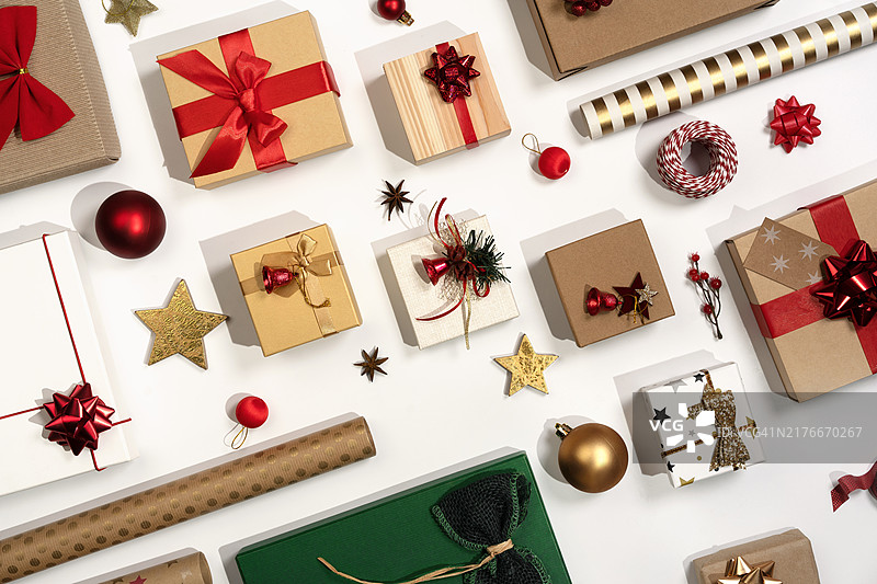 圣诞礼物盒，冬季节日与黑色星期五环保概念，DIY圣诞装饰礼盒与红色丝带图片素材