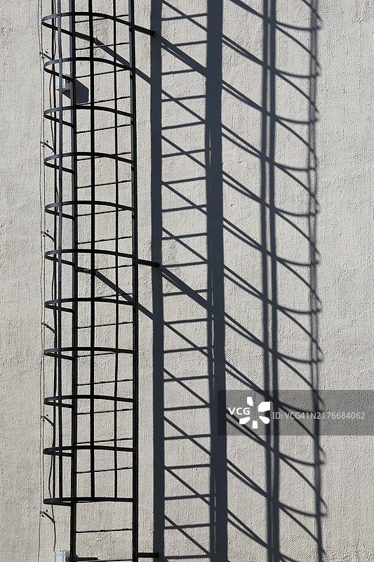 金属楼梯白色水泥墙，环境光图片素材