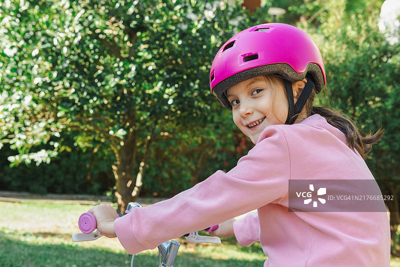 快乐的小骑车人图片素材