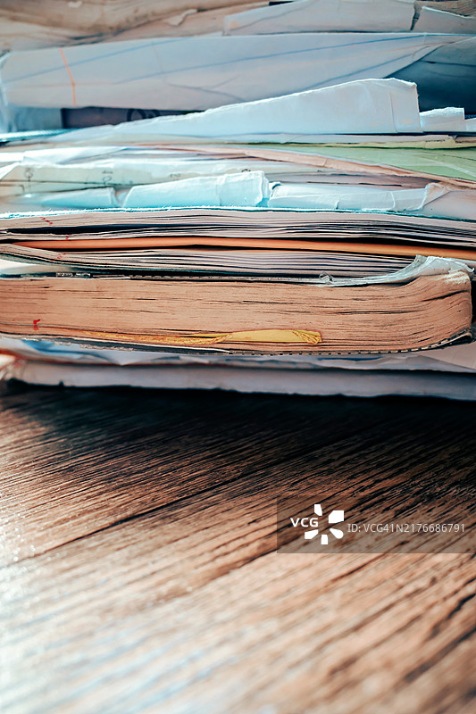 凌乱的课本图片素材