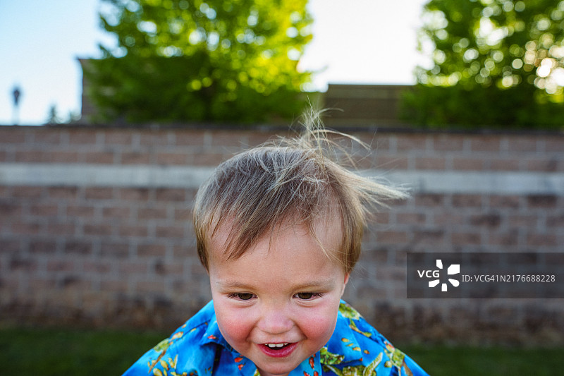 可爱的男孩坐在父亲的肩上微笑图片素材