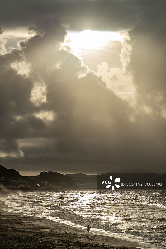 日本神奈川海滩上的晨光图片素材