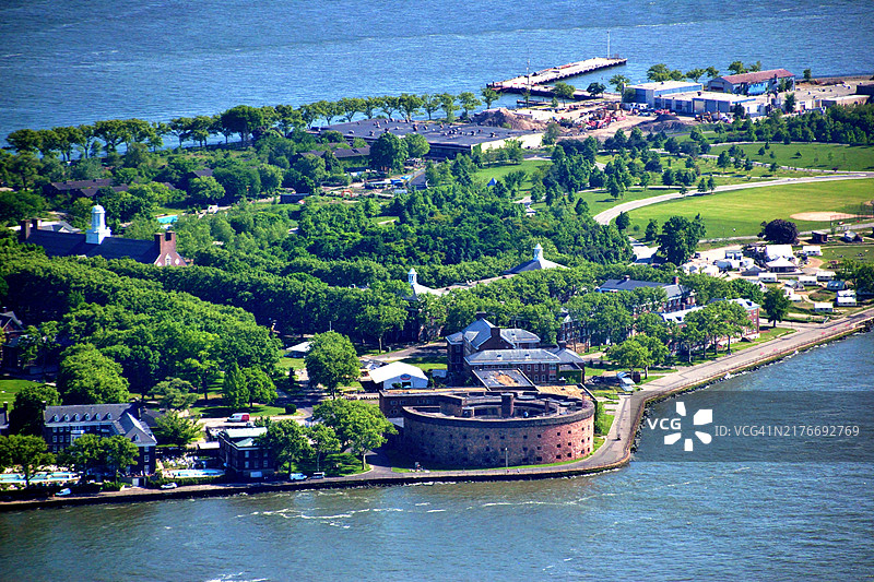 纽约曼哈顿：总督岛威廉姆斯城堡与上纽约湾鸟瞰图片素材