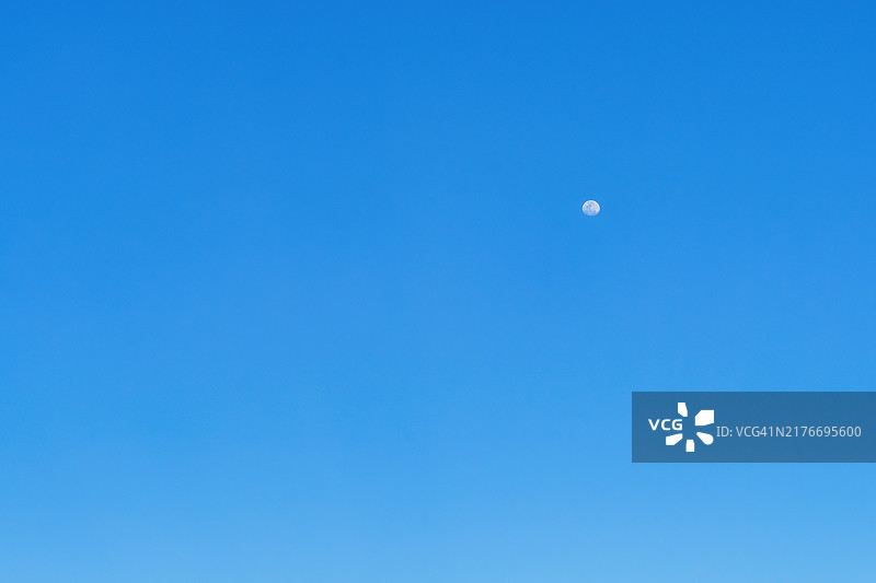 蓝色天空中的月亮图片素材