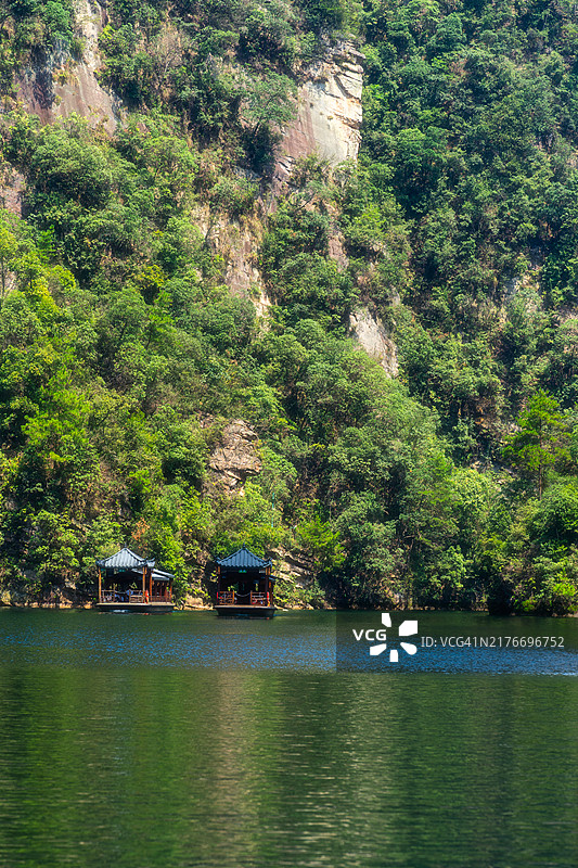 宁静湖面船只，群山峭壁，晴空万里图片素材
