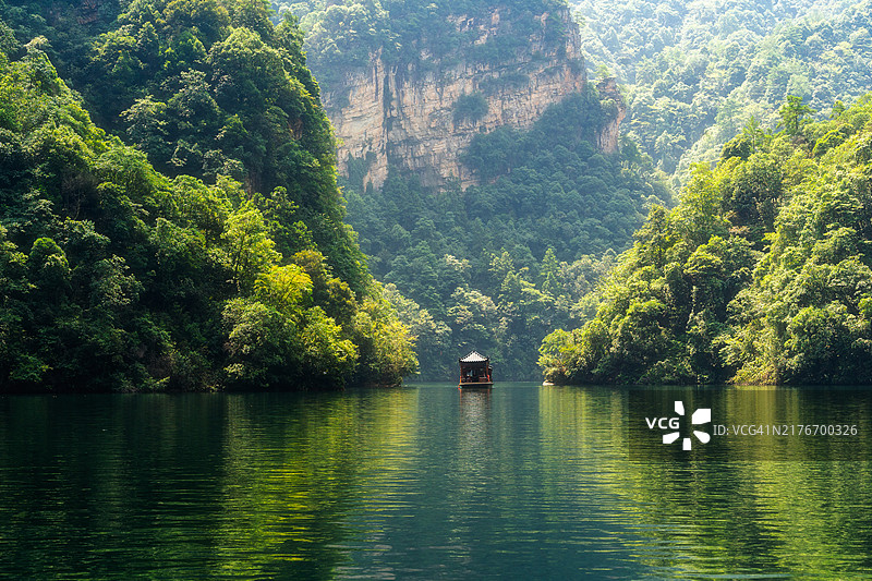 宁静湖面船只，群山峭壁，晴空万里图片素材