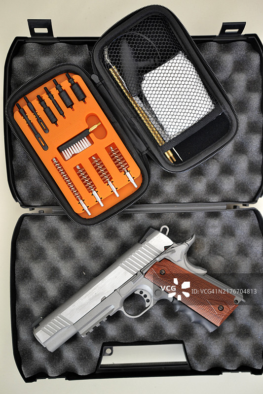 装有手枪和清洁套件的盒子图片素材