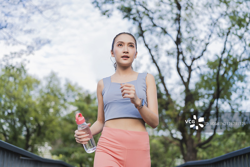 在城市公园锻炼慢跑的年轻漂亮亚洲女性肖像图片素材