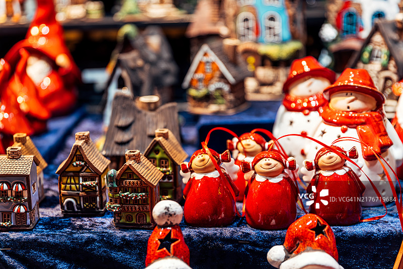 圣诞市场出售的圣诞礼物和纪念品图片素材