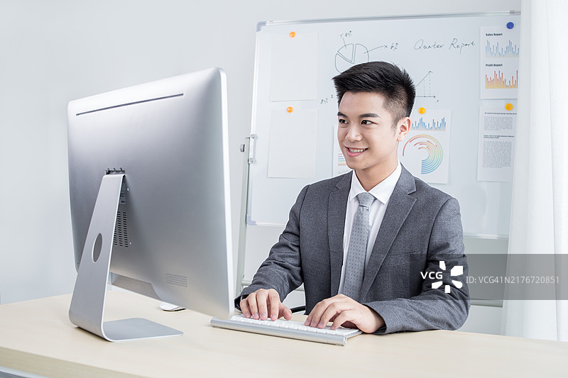 在办公室工作的快乐男人图片素材