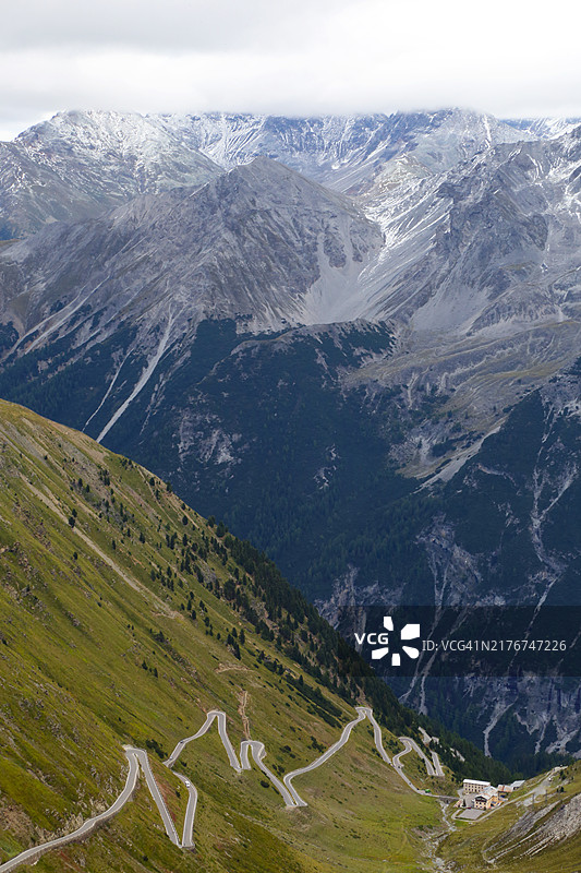 斯泰尔维奥山口下降，山脉，意大利北部图片素材