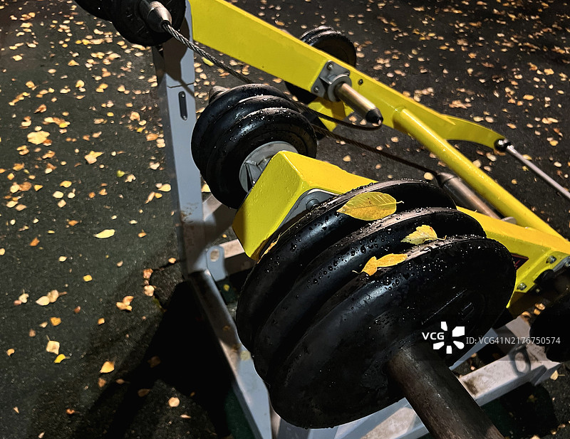 秋叶色背景下的黄色户外健身区图片素材