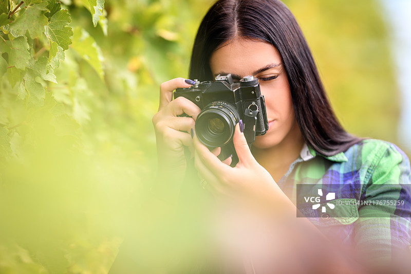 用模拟相机拍照的年轻女子肖像图片素材