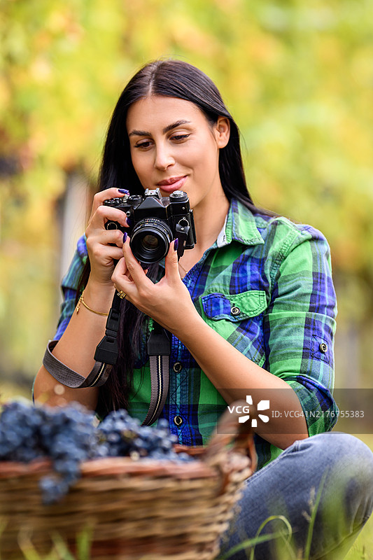 用模拟相机拍照的年轻女子肖像图片素材